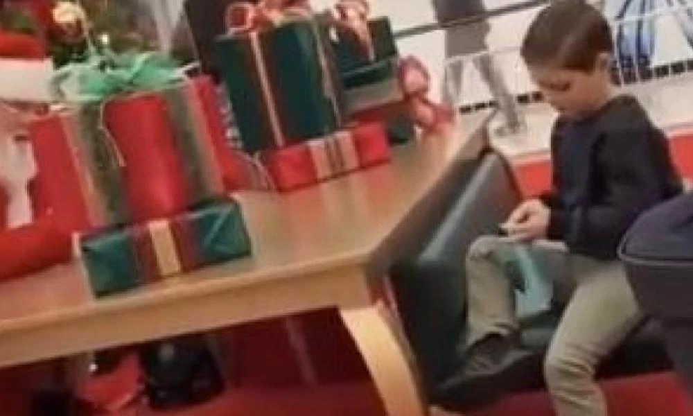 "Αριστερούλης" Άγιος Βασίλης κάνει αγοράκι να κλαίει αρνούμενος δώρο όπλο (ΒΙΝΤΕΟ)